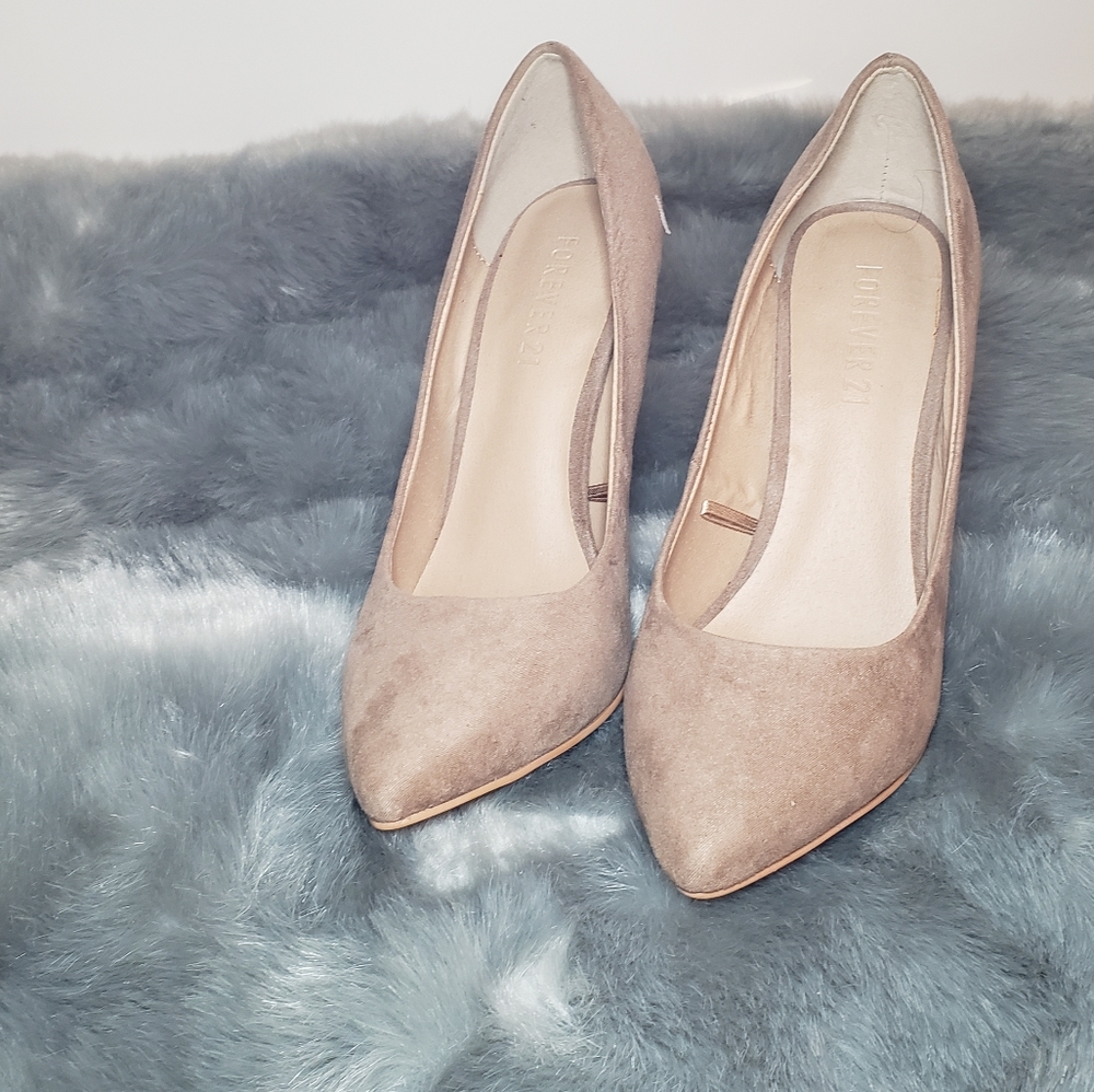 Nude pumps